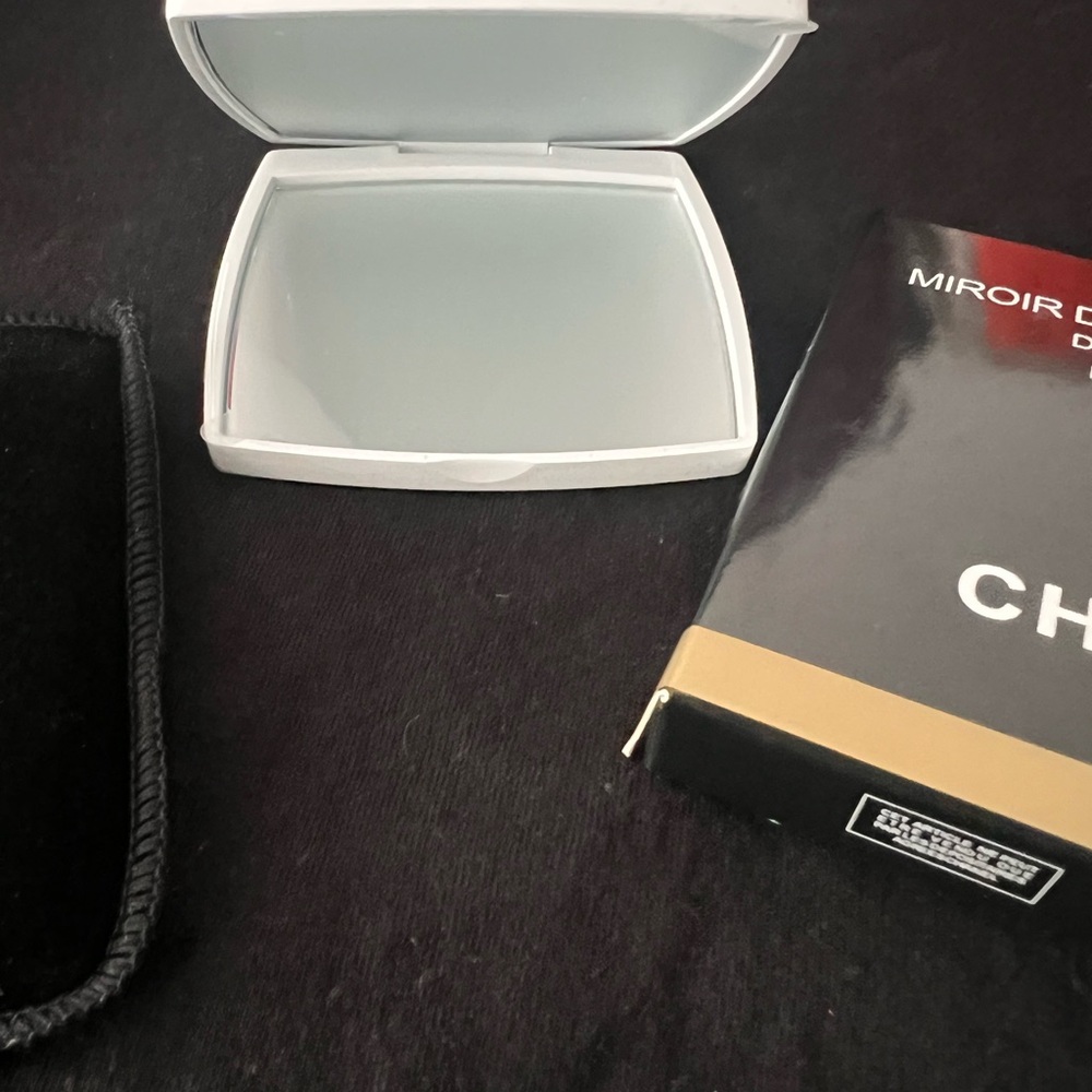 CHANEL Elegant White Compact Mirror - Picture 2 of 3